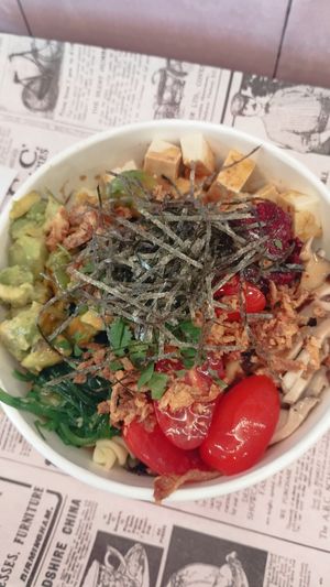 Poke amb alvocat, tofu, falafel, xerry, algues, pasta, ceba fregida i enciam at Byron Bay Hawaiian Poke Bowls in Molins De Rei