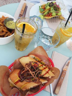 Hot-dog et tacos en arrière plan. at La Mifa in Toulouse