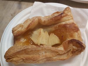 Sfoglia con albicocca e mela at Salvetti Forneria Pasticceria in Malonno