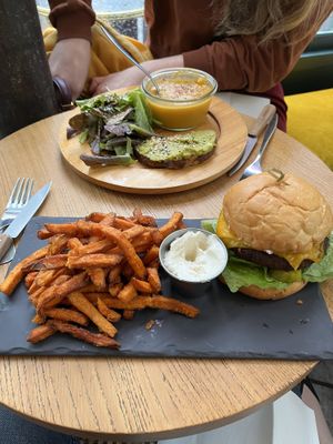 Burger vegan et frites de patate douce  at Season - Amelot in Paris