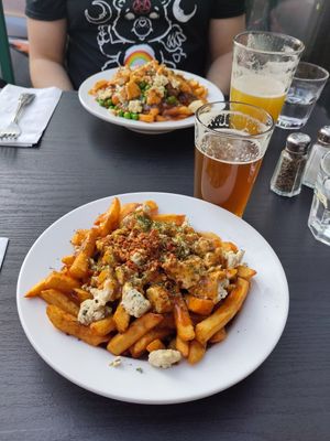 Poutines véganes avec gravy à la bière. at Brasseur Local in Quebec