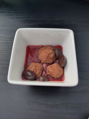 Dessert du jour : truffes au chocolat avec coulis de fraises maison. at Brasseur Local in Quebec