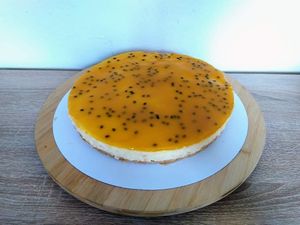Passievruchtencheesecake uit Taart ende Koeck at Bakkerij Zonder Melk En Ei in Moordrecht