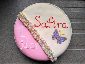 Verjaardagstaart at Bakkerij Zonder Melk En Ei in Moordrecht