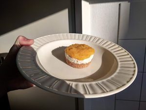 Sinaasappel perzik kwarttaartje at Bakkerij Zonder Melk En Ei in Moordrecht