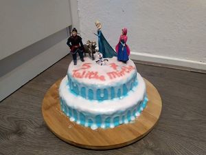 Verjaardagstaart at Bakkerij Zonder Melk En Ei in Moordrecht