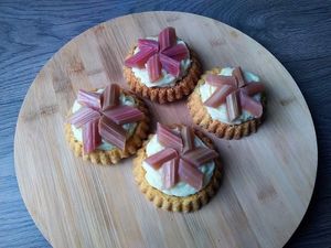 Rabarbertartelettes at Bakkerij Zonder Melk En Ei in Moordrecht