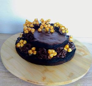 Chocolade-hazelnootpralinétaart uit Taart ende Koeck at Bakkerij Zonder Melk En Ei in Moordrecht