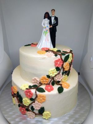 Bruidstaart met als vullingen heerlijke perzikbotercrème met stukjes perzik, crème mousseline en aardbeibotercrème met stukjes aardbei at Bakkerij Zonder Melk En Ei in Moordrecht