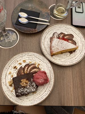 Brownie y tarta de zanahoria, naranja  at 11:11 Bistro Bar Healthy Food in Gran Canaria