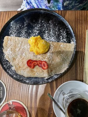 Crepe mit Erdbeer und Mango-Eis  at 11:11 Bistro Bar Healthy Food in Gran Canaria