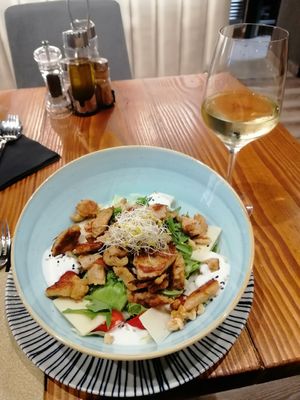 Vegan chicken salad at 11:11 Bistro Bar Healthy Food in Gran Canaria