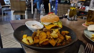 Tradicional burger at 11:11 Bistro Bar Healthy Food in Gran Canaria
