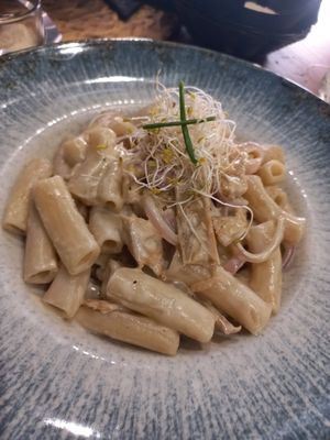 Pasta con "pollo", nata vegetal y cebolla at 11:11 Bistro Bar Healthy Food in Gran Canaria