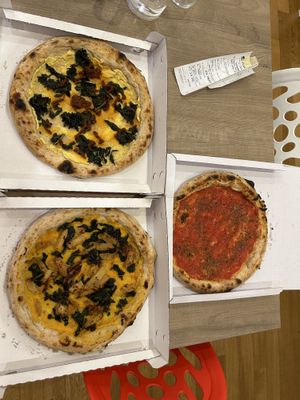 In questa foto Pizze prese da asporto, marinara, una con crema di zucca- patate sabbiose e cavolo nero e una con crema di ceci-cavolo nero e pomodori secchi   at MozzaBella in Bologna