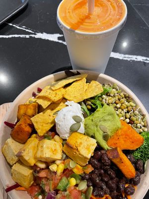 Just had the Aztec Bol and phoenix smoothie, not sure I needed both! Very filling - with tofu and rice. I couldn’t finish it, but it was super healthy and really tasty, thumbs up at Copper Branch - Sainte-Catherine  in Montreal