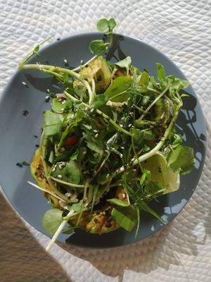 Salada de abacate grelhado com puré de feijão at Royal Thai in Monte Gordo