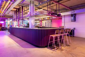 The bar in the middle of the restaurant at Karma Kebab in Utrecht