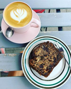 Cappuccino mit Hafermilch und Schoko-Bananenbrot   at Crush in Krakow