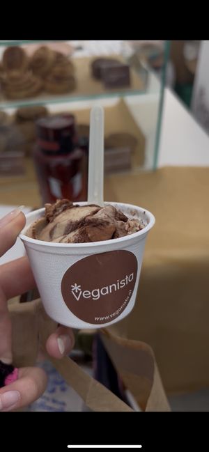 Wienerbusserl veganmania  at Veganista Ice Cream MQ in Vienna