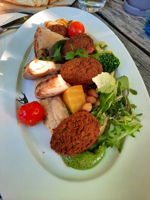 Falafel mit Hummus und Gemüse at Kybfelsen in Freiburg