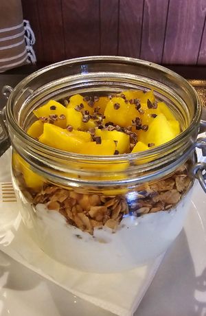 Vegan mango yoghurt bowl at Bikmik in Venlo
