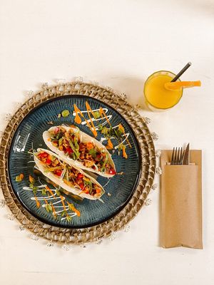 Een nieuw gerecht op ons menu is de goed gevulde taco met gele biet, paprika, tomaat, avocado, bosui en koriander 🌮 at Makani Beach in Ter Heijde