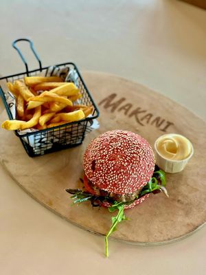 Probeer onze Beyond burger met burgersaus, tomaat, augurk, bosui en frietjes. Ook al onze sausen zijn geheel vegan.  at Makani Beach in Ter Heijde
