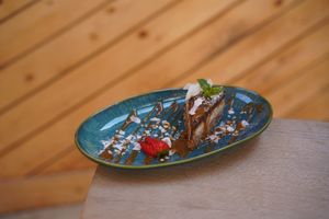 Sluit het diner af met een choco coco taartje met dadel en karamel. Niet alleen vegan maar ook nog eens glutenvrij 🍰 at Makani Beach in Ter Heijde