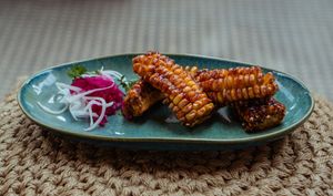 Juicy corn ribs voor bij de borrel 🌽 at Makani Beach in Ter Heijde