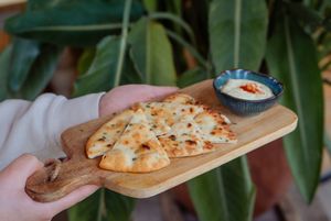 Broodplankje met Hummus om de avond mee te starten at Makani Beach in Ter Heijde