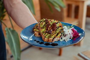 Een klassieker: broodje Smashed avocado 🥑 at Makani Beach in Ter Heijde