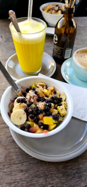 Frühstücks Porridge. Goldenmilch und Cappuccino mit Hafermilch 2024 at Schimpanski CafeDeli - Maybe closed in Biberach