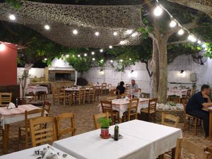 Outdoor area at Salz & Pfeffer in Vartholomio