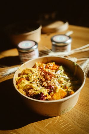 We have 100% compostable bowls for takeaway🌏🙌🏼 at Áro in Kassel