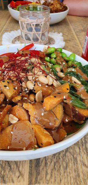 Tofu bowl at Áro in Kassel