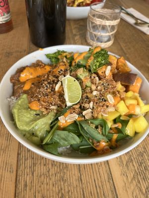 Satay ‘chicken’ on basmati rice with spinach, broccoli, avocado, sweet potato and mango with chilli mayo and all the crunchies  at Áro in Kassel