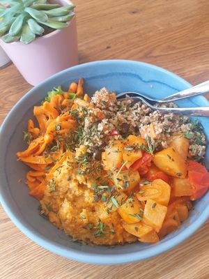 Salatbowl mit Polenta und Tabouleh at Maya's Unverpacktladen & Café  in Hofheim In Unterfranken