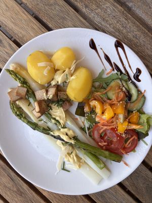 zweierlei Spargel mit Tofu, Kartoffel und Soße (vegan)  at Maya's Unverpacktladen & Café  in Hofheim In Unterfranken
