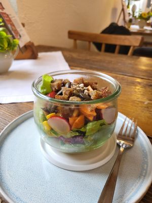 Frischer Salat im Weckglas mit drei verschiedenen veganen Dressings at Weltkind in Werneck
