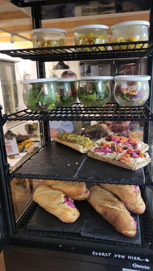 Herzhafte Vitrine mit Hüttencashew-Stulle, Bistrobaguette, Thunwischbaguettes und versch. Salaten at Weltkind in Werneck