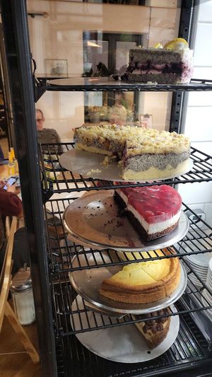 Eine wechselnde Auswahl an Kuchen und Torten: teils glutenfrei und vegan at Weltkind in Werneck