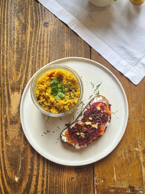 Orientalischer Reissalat mit Trockenfrüchten und ein Ziegenkäse-Wurzelbruschetta at Weltkind in Werneck