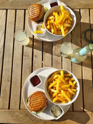 vegane Linsenburger mit veganer Mayo, Ketchup und Pommes. Außerdem weniger süße, regionale Limo at Weltkind in Werneck