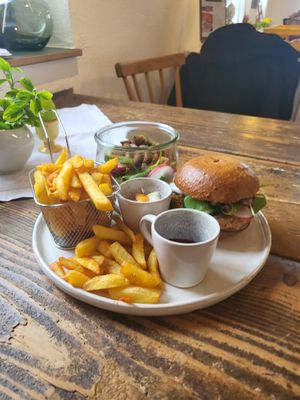 Burger, Pommes und Salat. Alles vegan at Weltkind in Werneck