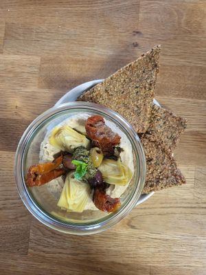 Antipasti-Glas mit glutenfreien Zutaten: Basilikumhummus und Eingelegtes  at Weltkind in Werneck