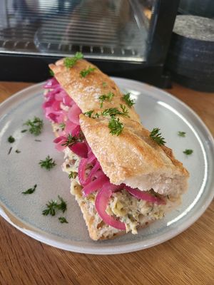 veganes Thunwischsalat-Sandwich auf Dinkelbaguette at Weltkind in Werneck