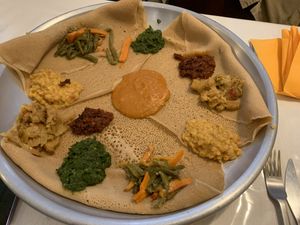 Plat vegan à partager pour deux personnes: différentes spécialités éthiopiennes avec des « Injera » (des sortes de grandes crêpes/galettes typique éthiopienne)  at Restaurant Ethiopien in Rennes