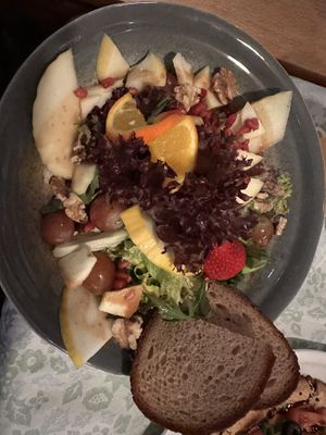 Salat mit Früchten  at Café Maarblick in Schalkenmehren