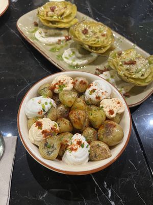 Patatas bravas (casi no pican) y alcachofas  at Velada in Barcelona